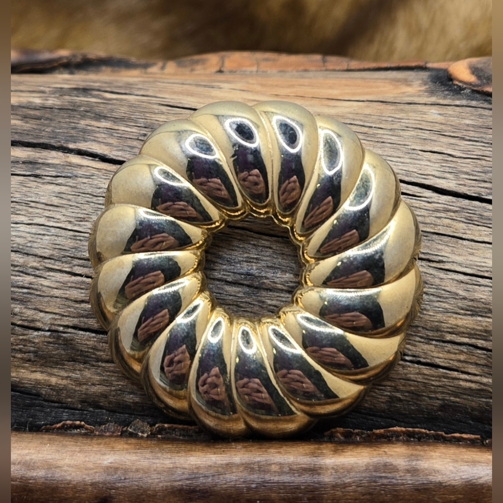 Direction One Circular Brooch Wreath Douhhnut Gold Tone 1.5" Diameter